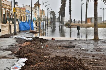 La playa de la Patacona (Valencia) completamente inundada tras el paso de la borrasca Gloria, este miércoles.