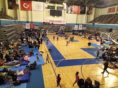 Afectados por el terremoto, en el polideportivo de la ciudad turca de Sanliurfa. / A. P.