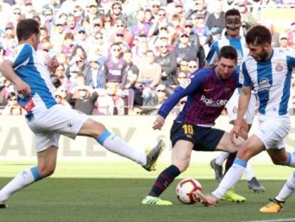 Los goles del argentino, el primero después de una falta botada al estilo Panenka, abaten a un rival tan bueno en defensa como sin pegada, a la expectativa del fútbol del Barça