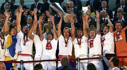 Los jugadores del Sevilla levantan la copa de campeones de la Liga Europa. 