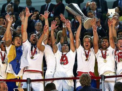 Los jugadores del Sevilla levantan la copa de campeones de la Liga Europa. 
