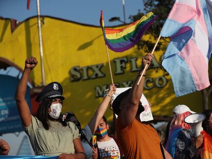 La comunidad LGBT protesta por un incidente homófobo a las puertas del parque de atracciones Six Flags, en la Ciudad de México, este jueves.