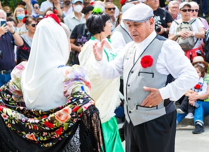 Un chulapo y una chulapa bailando chotis en San Isidro 2024.