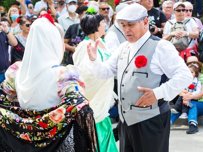 Una pareja baila el chotis en la pradera de San Isidro, durante las fiestas de 2022.