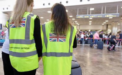 Personal del Gobierno británico en el aeropuerto Tenerife Sur.