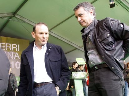 Juan José Ibarretxe, a la izquierda, e Iñigo Urkullu en la celebración del Aberri Eguna de 2010.