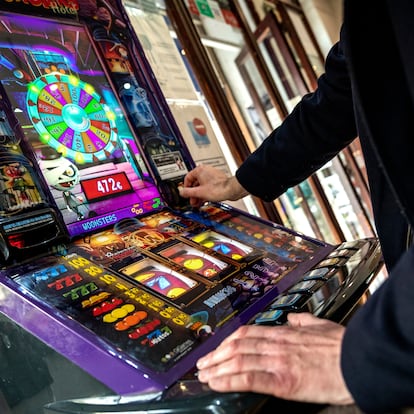 Un hombre juega a una máquina tragaperras en un bar de Valéncia en una imagen de archivo. FOTO: MÒNICA TORRES/EL PAIS
