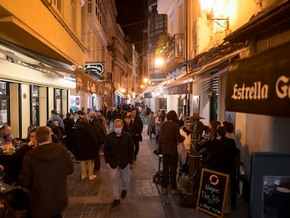 Hostelería en  A Coruña, Galicia (España) por la noche.