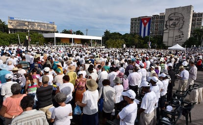 Miles de personas en la multitudinaria misa en la Plaza de la Revolución de La Habana.