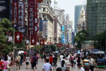 Compradores pasean por la calle Nanjing en Shangai (China). EFE/Archivo