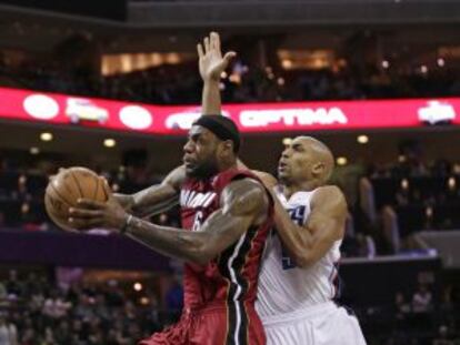 LeBron James, ante Gerald Henderson de los Charlotte Bobcats