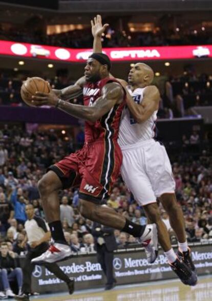 LeBron James, ante Gerald Henderson de los Charlotte Bobcats