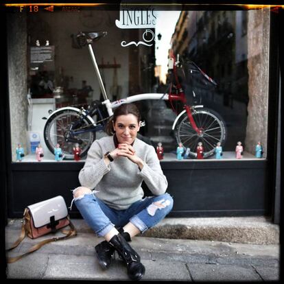 Raquel Sánchez Silva delante de su tienda de bicicletas preferida de la capital.