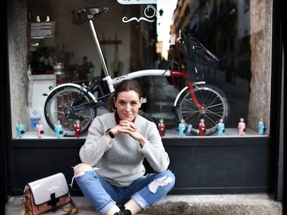 Raquel Sánchez Silva delante de su tienda de bicicletas preferida de la capital.