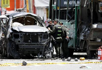 Policías llegan al lugar donde la explosión de una bomba en el interior de un autobús en Bogotá.