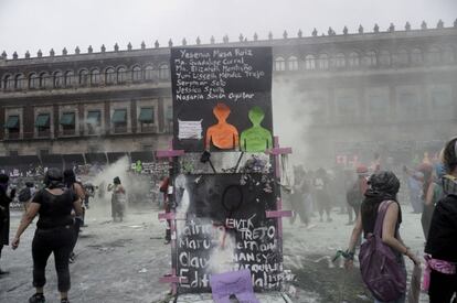 Una de las cercas metálicas fue arrastrada al centro de la plaza.