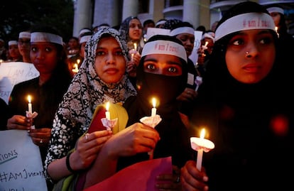 Miembros de la organización no gubernamental Humanising India y estudiantes de diferentes universidades protestan contra el incremento de los abusos sexuales, violaciones y la violencia contra las mujeres y niñas, en Bangalore (India).