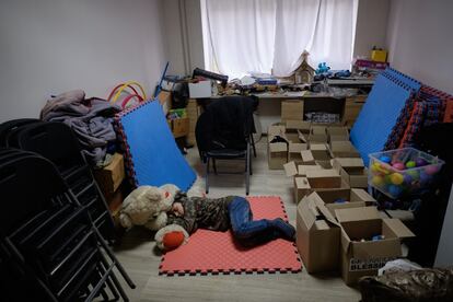 Tras escapar de casa, Daniel (nueve años) duerme entre juguetes en una habitación de Free Space for Youth, un espacio de acogida para niños de la calle en Avdiivka, una ciudad en el frente ucraniano.