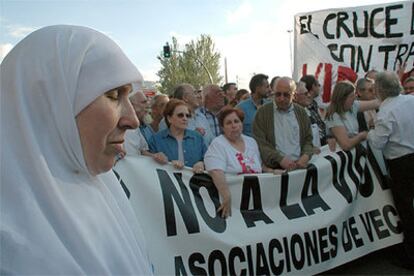 Vecinos de Villaverde, durante la manifestación por la convivencia celebrada ayer.