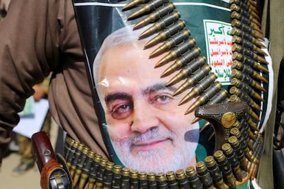 Un yemení, con la imagen de Soleimani.