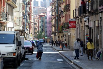 Una mujer cruza la calle de San Francisco de Bilbao.