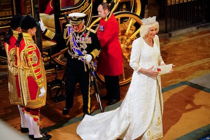 Carlos III y Camila llegan a la entrada del Palacio de Westminster, este martes.