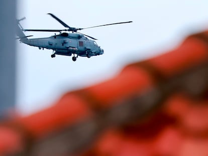 Un helicóptero militar sobrevuela la ciudad de Ronne, en la isla Bornholm, en Dinamarca, este miércoles.