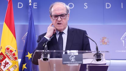 El defensor del pueblo, Ángel Gabilondo, el 27 de octubre, durante la rueda de prensa posterior a la entrega en el Congreso del informe sobre los abusos en la Iglesia.