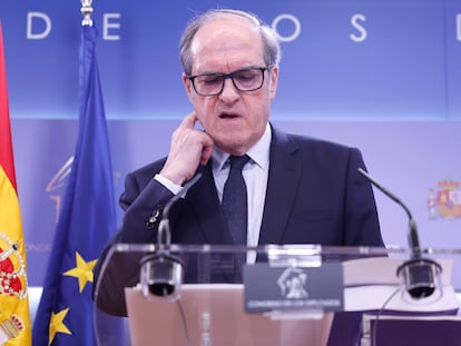 El defensor del pueblo, Ángel Gabilondo, el 27 de octubre, durante la rueda de prensa posterior a la entrega en el Congreso del informe sobre los abusos en la Iglesia.