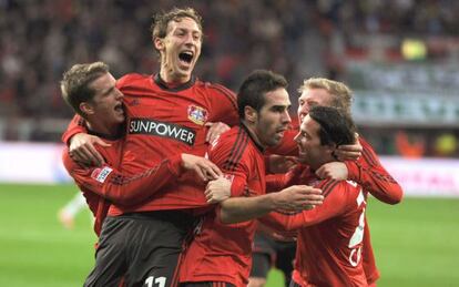 Carvajal, en el centro de la foto, celebra un gol con el Leverkusen.