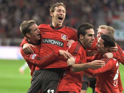 Carvajal, en el centro de la foto, celebra un gol con el Leverkusen.