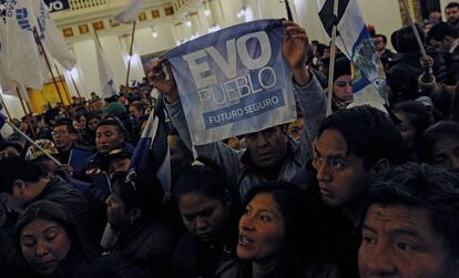 Simpatizantes do presidente Evo Morales na noite deste domingo.