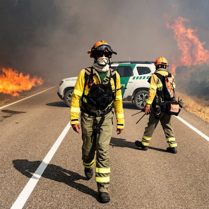 10/08/2025 Los bomberos intentan frenar el fuego en las inmediaciones de Molezuelas de la Carballeda. Foto: Emilio Fraile