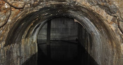 Galeria inundada de agua en los túneles del metro inacabado en Barcelona.