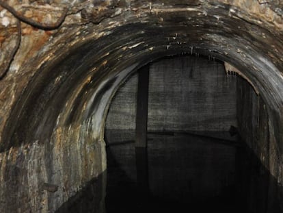Galeria inundada de agua en los túneles del metro inacabado en Barcelona.
