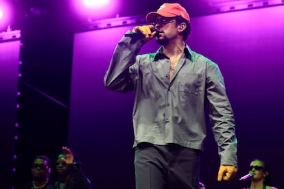 Bad Bunny canta durante el cierre de campa?a de Juan Dalmau, en San Juan, en 2024.