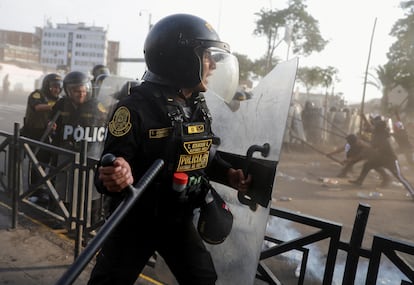 Manifestantes se enfrentan a agentes de policías antidisturbios en Lima.