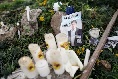 Un altar en el lugar del atentado que sufrió el precandidato presidencial Miguel Uribe, el 7 de junio, en Modelia, Bogotá.
