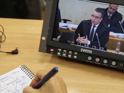 Imagen de un monitor de la sala de prensa de la Audiencia Nacional de San Fernando de Henares con las conclusiones del abogado de Bankia, Joaquín Burkhalter, durante el juicio