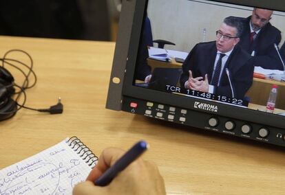 Imagen de un monitor de la sala de prensa de la Audiencia Nacional de San Fernando de Henares con las conclusiones del abogado de Bankia, Joaquín Burkhalter, durante el juicio