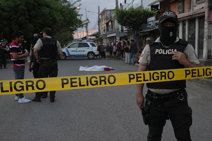 Miembros de la policía de Ecuador resguardan el sitio donde ocurrió un homicidio en las calles de Durán