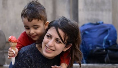 Un niño disfruta de un helado junto a su madre