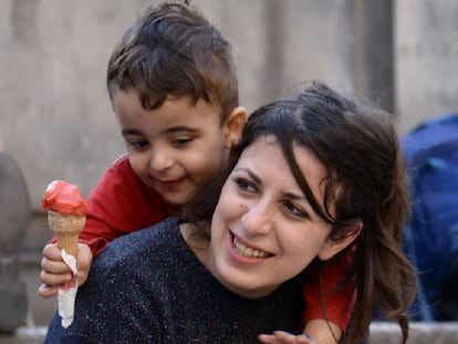 Un niño disfruta de un helado junto a su madre