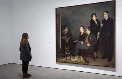 Una visitante observa Mi familia, de Ignacio Zuloaga, en el Museo Reina Sofía.