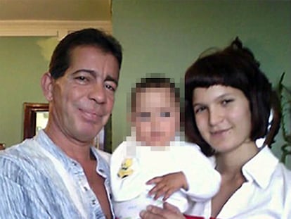 Antonio, el padre de Siomara, junto al pequeño Tanausu. La joven, de 19 años, estaba embarazada de 12 semanas.