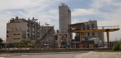 Vista de la industria qu&iacute;mica La Seda, en El Prat de Llobregat
