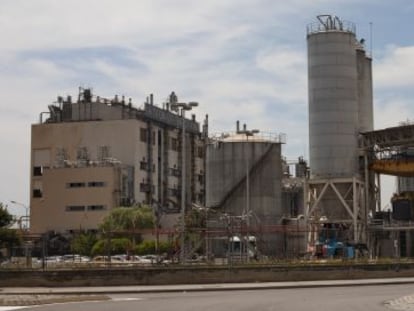 Vista de la industria química La Seda, en El Prat de Llobregat
