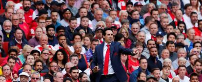 Unai Emery ordena a sus hombres durante el partido contra el Manchester City.