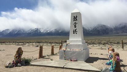 Monolito do antigo cemitério do campo de concentração de Manzanar, Califórnia.