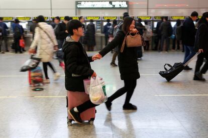 Las aerolíneas también se preparan para recibir un pico de viajeros así como las navieras, conocido en China como el "Festival de la Primavera". En la imagen, una mujer tira de su maleta, en la estación de Shanghai Hongqiao.